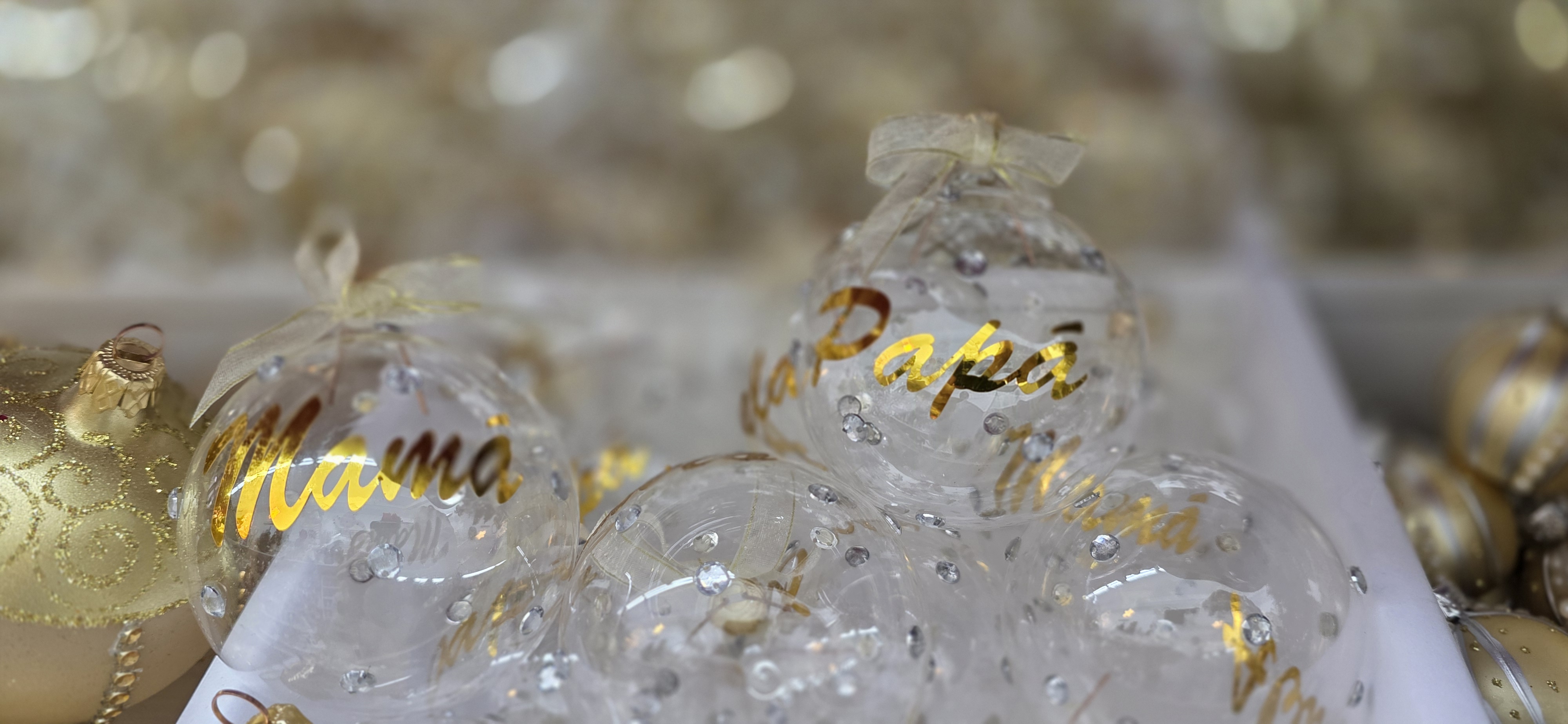 Globos transparentes con las palabras Mamá y Papá en dorado